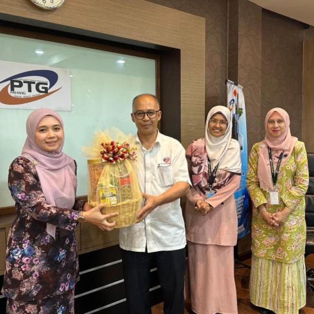 Penyampaian Hadiah Pemenang Kuiz "Celik Kewangan"